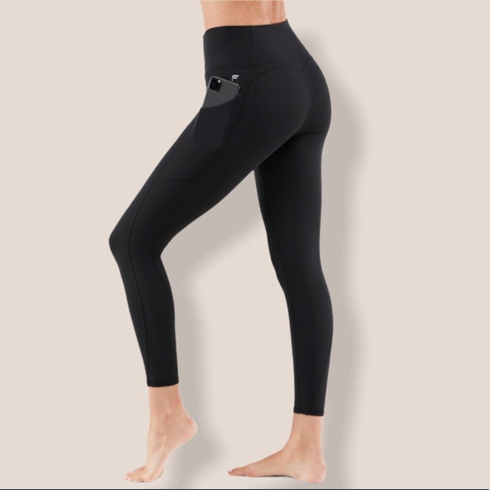 Fabletics Oasis High-Waisted Pocket 7/8 Legging